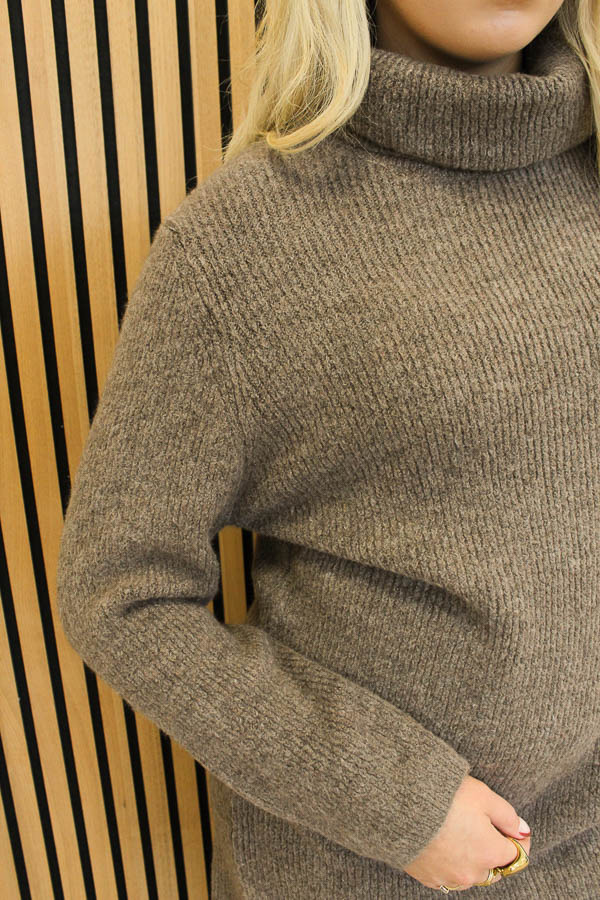 Gebreide_trui_jurk_taupe_-_Hanna_2-6960_big_image