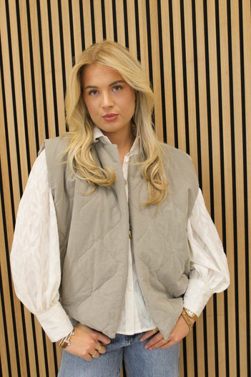 Gilet_gestikt_taupe_-_Mirte-6577_big_image