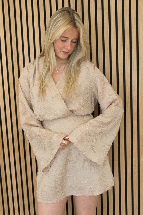 Jurk_volant_mouw_beige_-_Eva-2_big_image-1