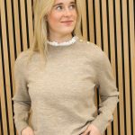 Trui_kanten_hals_taupe_-_Jitske-2_big_image-1
