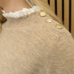 Trui_kanten_hals_taupe_-_Jitske_1-2_big_image-1