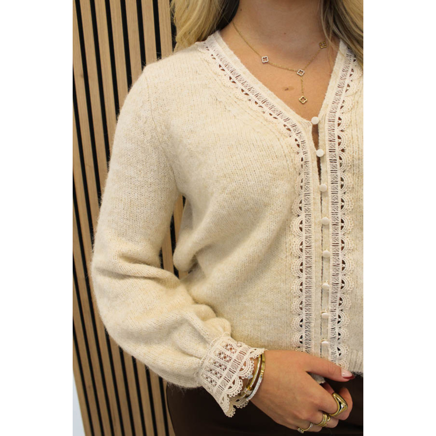 Trui_v-hals_beige_-_Annet_1-5_big_image